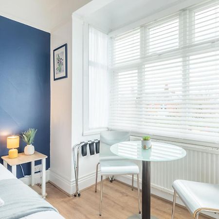 Private Room 4 With Kitchenette By Cb Stays No Minimum Stays CBG Екстериор снимка