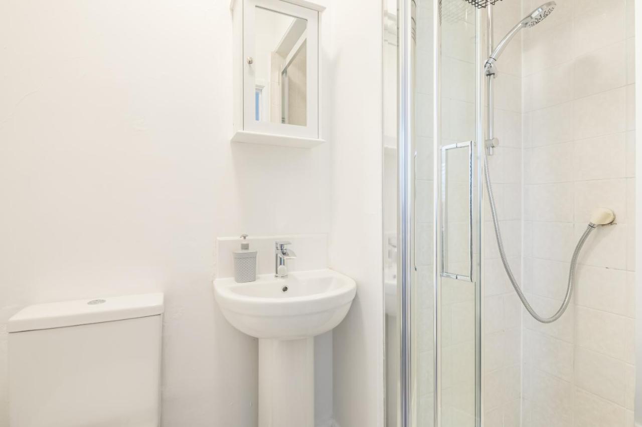 Private Room 4 With Kitchenette By Cb Stays No Minimum Stays CBG Екстериор снимка